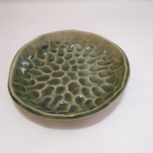 Charger l'image dans la galerie, Coupelle Vert Cuivre en grès blanc. Collection "Scala"