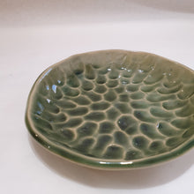 Charger l'image dans la galerie, Coupelle Vert Cuivre en grès blanc. Collection "Scala"