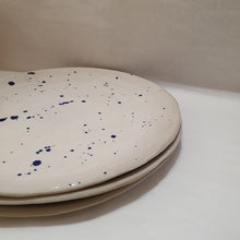 Charger l'image dans la galerie, Assiette plate en grès blanc. Collection "Scala"